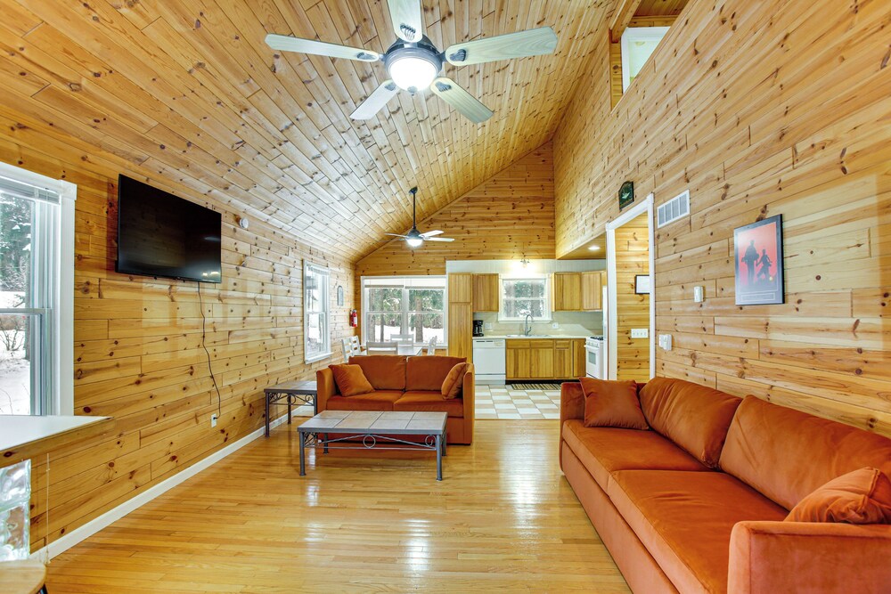 < 1 Mi to Snowmobile Trails: Cozy Cadillac Retreat