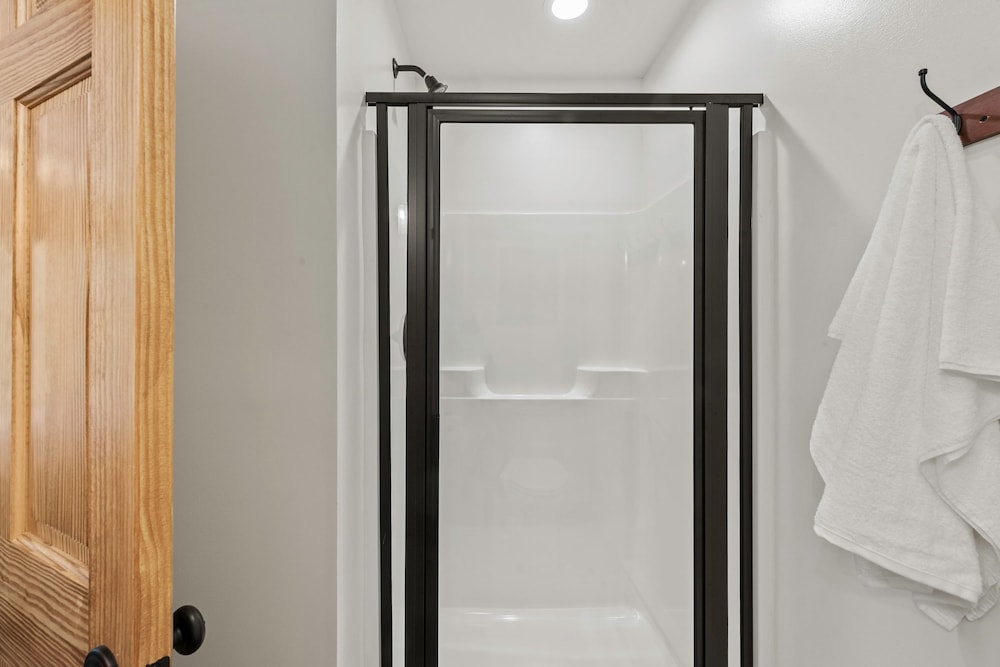 Bluejay Getaway by Avantstay Walk to Lake 7bdr Hot Tub Pool Table