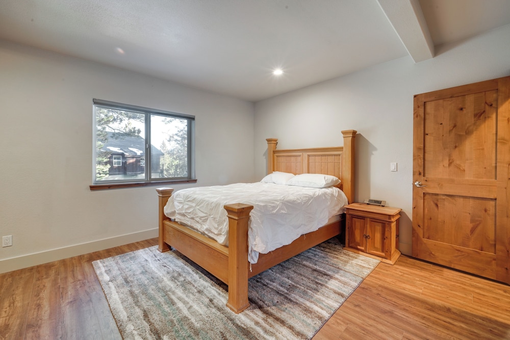 Near Downhill Ski Resort! Hot Tub Haven in Truckee