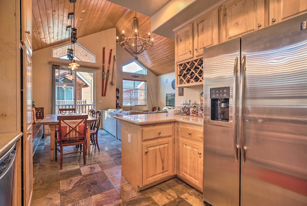 Mammoth Lakes Townhome - 10-min Walk to Village!