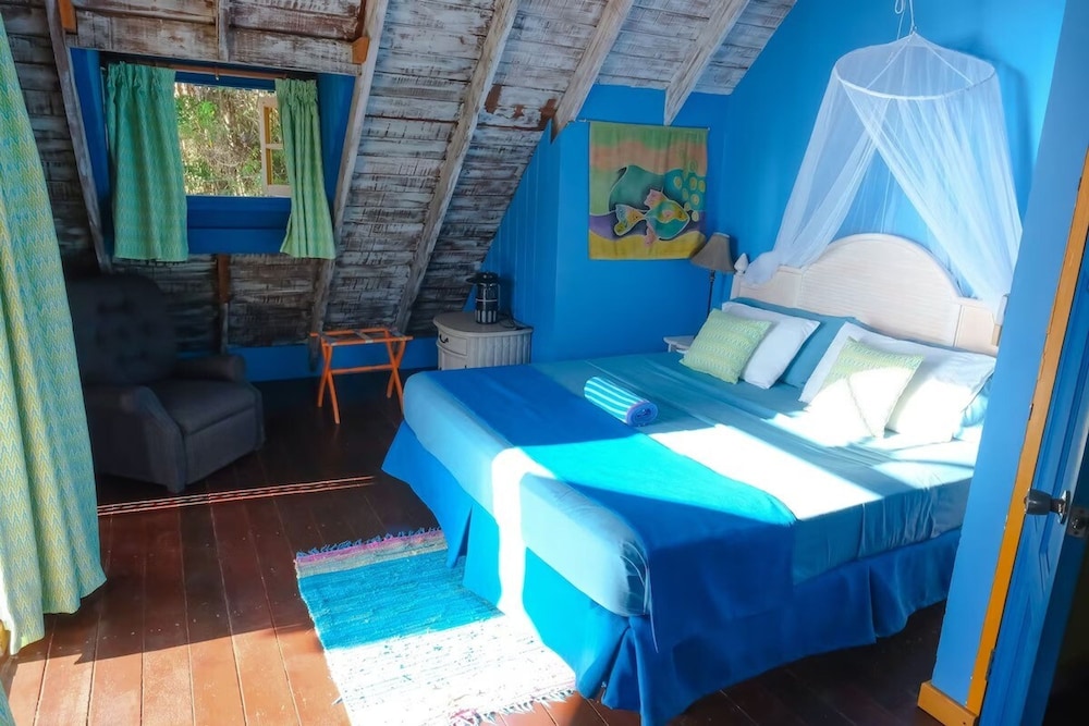 Turtle Point Bequia - 4 B R Villa w Staff
