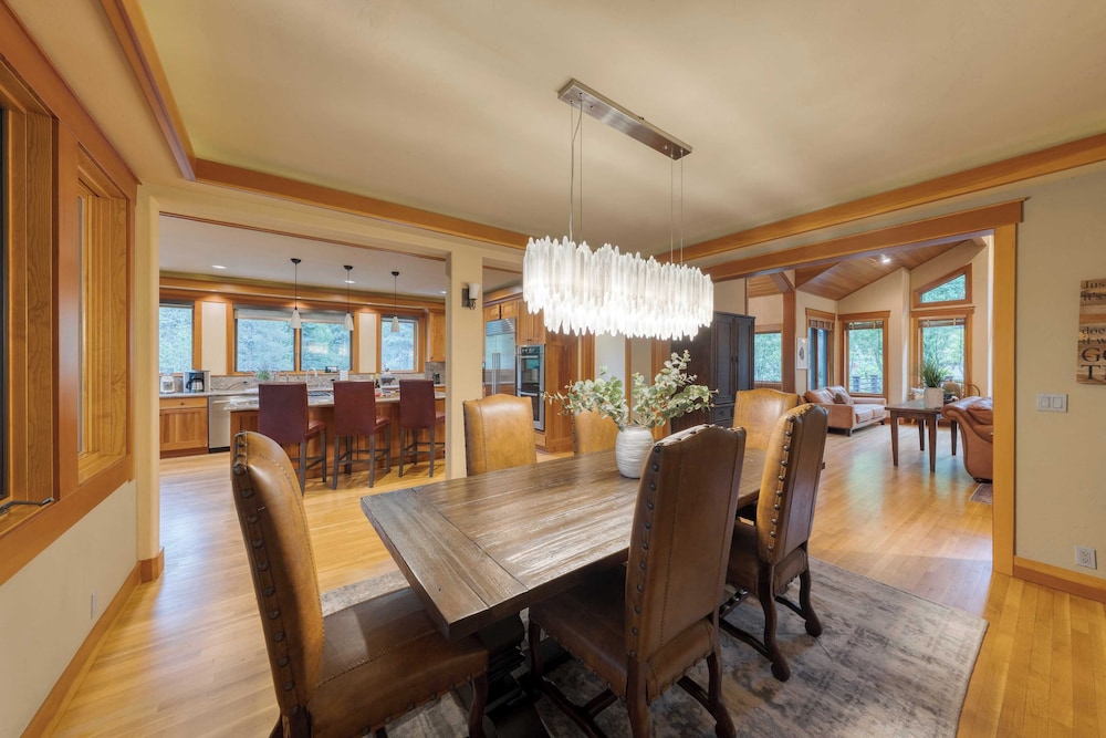 Cedars at Palisades by Avantstay Hot Tub, Resort Access, and Mountain Views