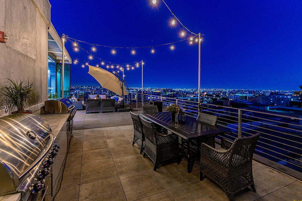 Stylish 2br/2ba At HWH by Oneluxstay