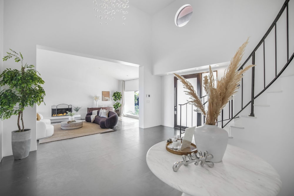 Stradella View - Bel-air Oasis w/ Infinity Pool & Stunning Panoramic Views
