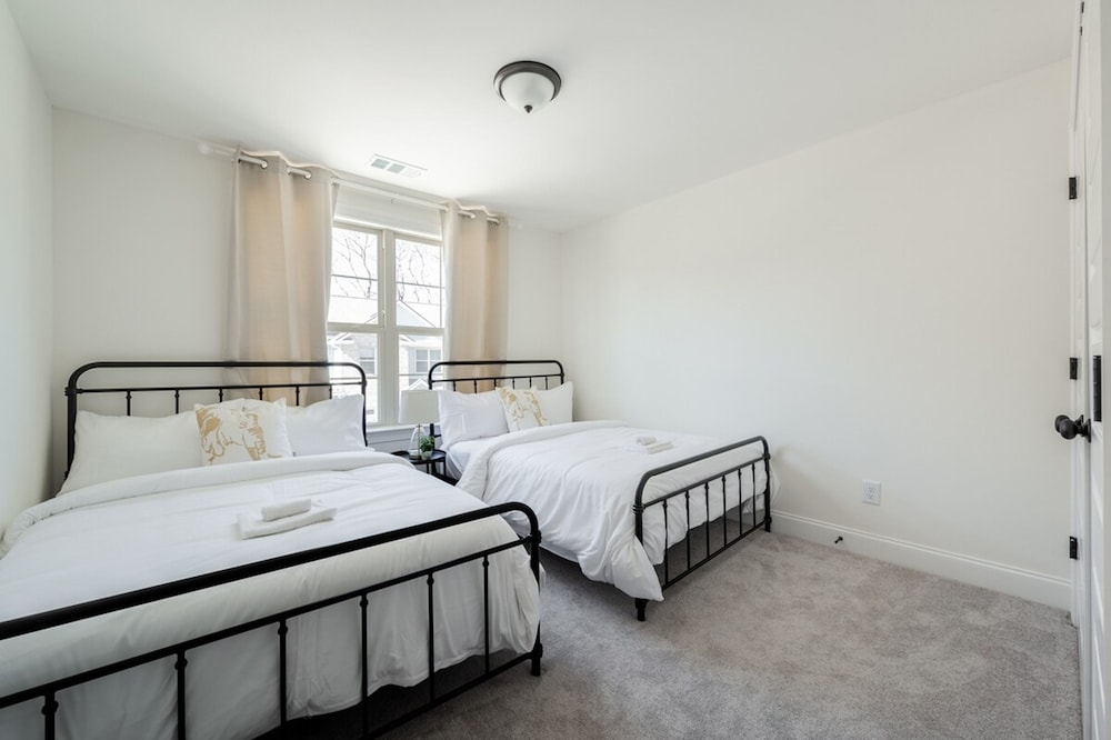 1 King 1 Queen 2 Double Garage Washer Dryer