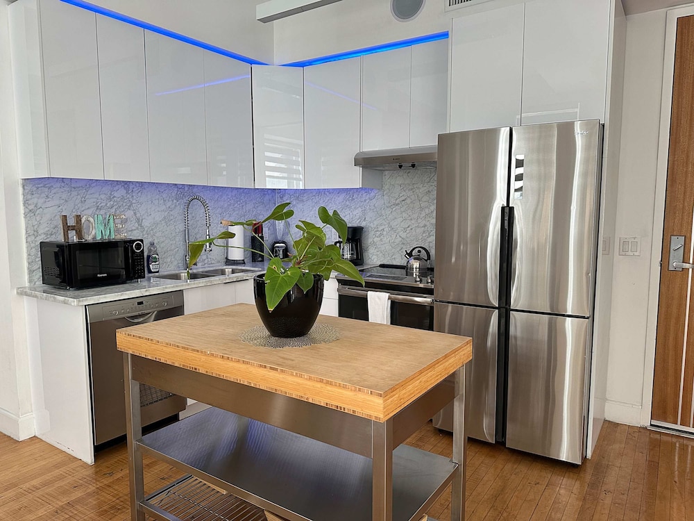 Stylish XL 2br/2ba At HWH by Oneluxstay