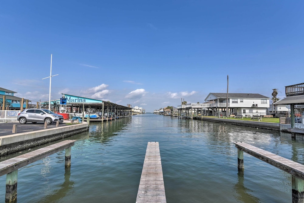 Pet-friendly Galveston Home: Walk to Beaches!