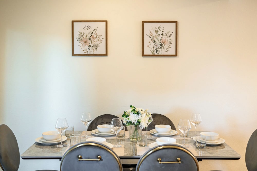 Modern Glendora Retreat Family Getaway Near Cal Poly & Mt. SAC
