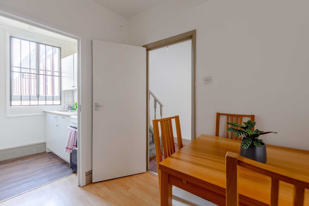 2BD Flat With Private Balcony - Shoreditch