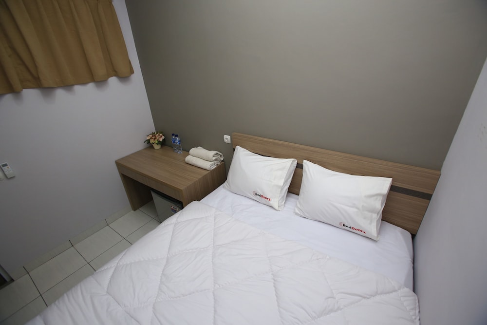 RedDoorz @ Karet Pedurenan 2