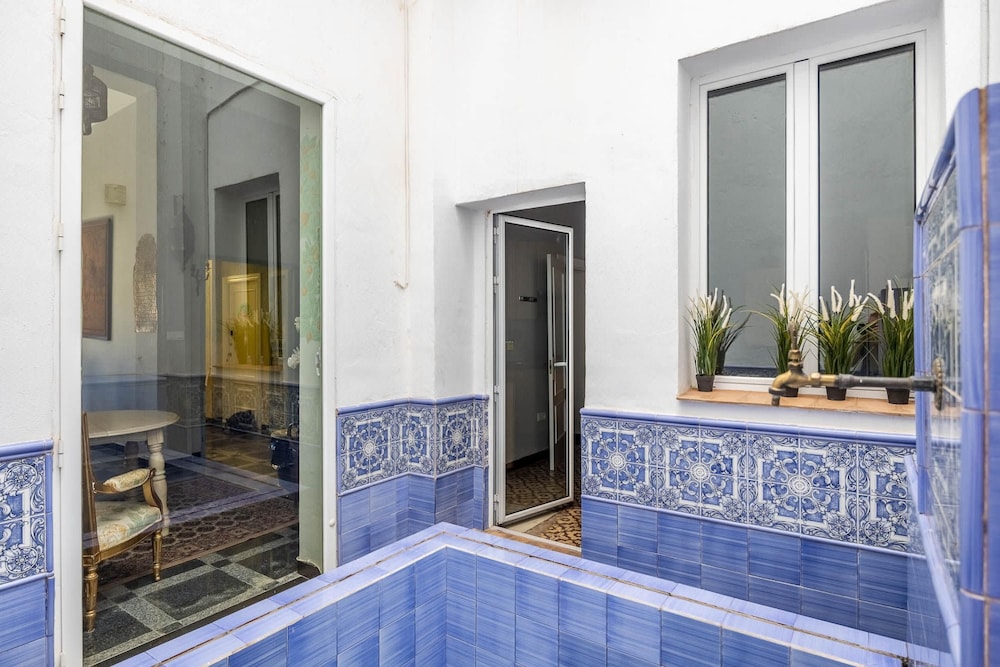 Cheerful 6 Bedroom House in Seville With Terraces