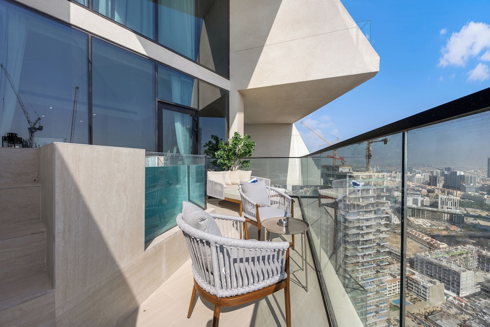 Chic 1BR Retreat with Pool & Balcony JVC