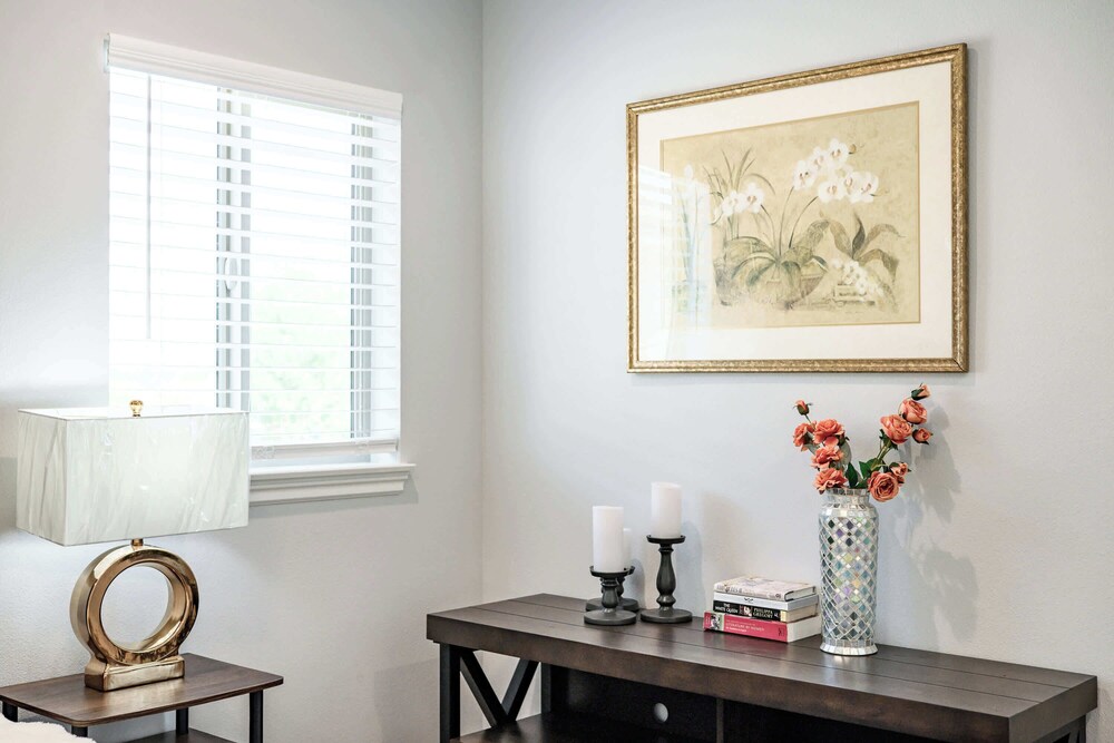 Modern Spacious Home Bright, Family Group Friendly