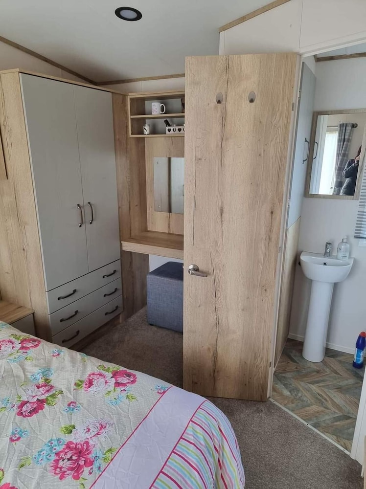 Stunning 2-bed Caravan in Prestatyn dog Friendly view 4