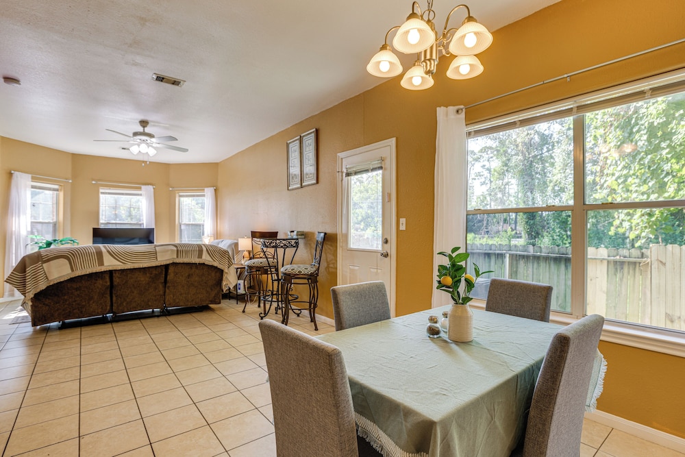11 Mi to Dtwn Houston: Pet-friendly Home w/ Yard!