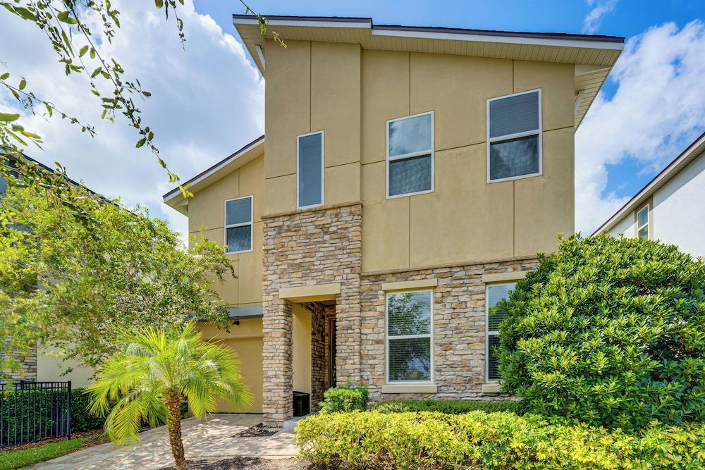 Home Near Theme Parks in Kissimmee: Family Perks!