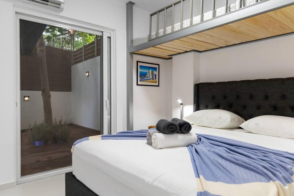 Backyard Modern House Nea Smyrni