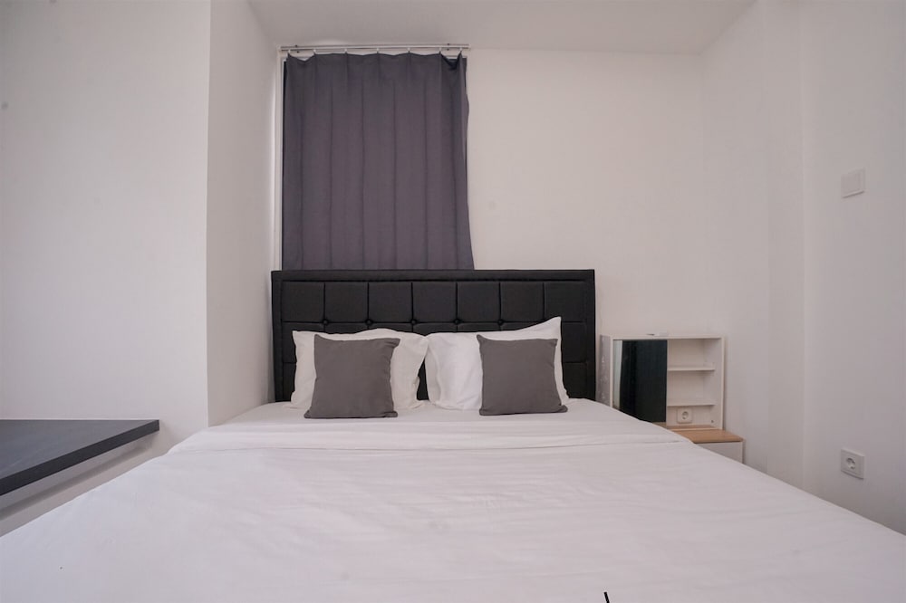 Good and Cozy 2BR at Collins Boulevard Apartment