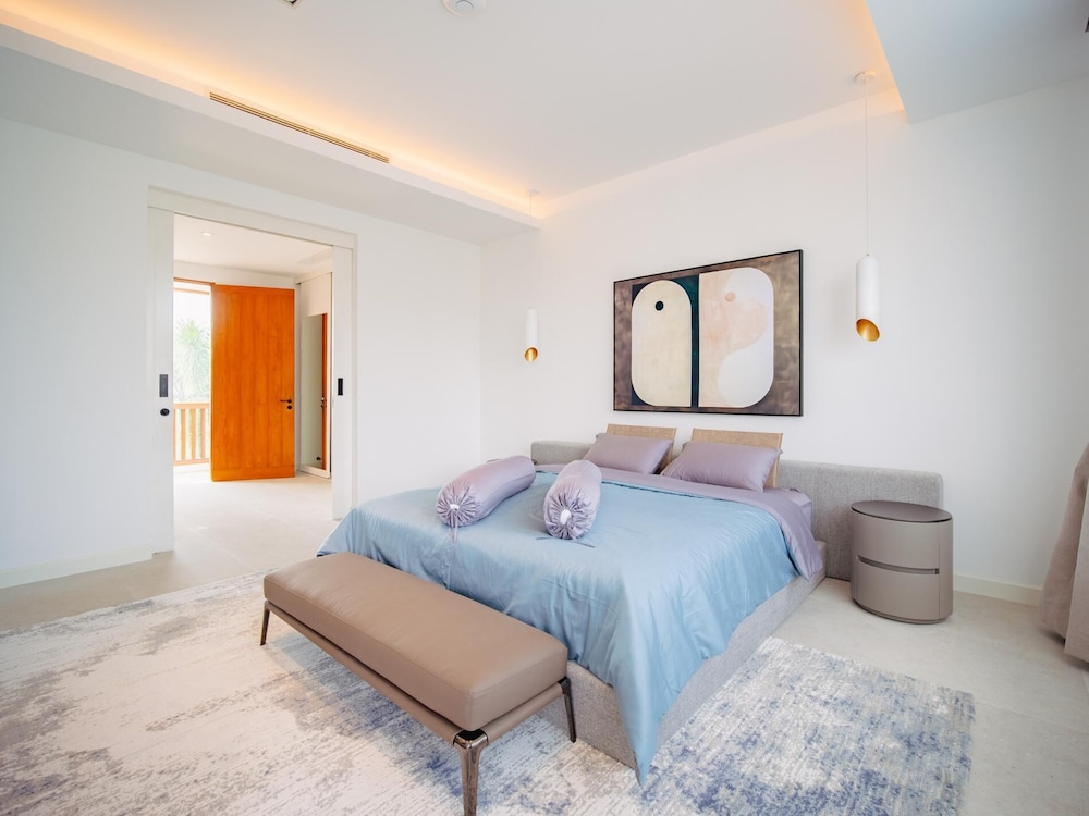Luxurious 5bedroom White Estate Villa Private Lake