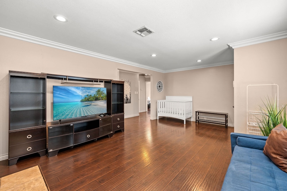 Modern Family Home w Full Amenities Near ONT