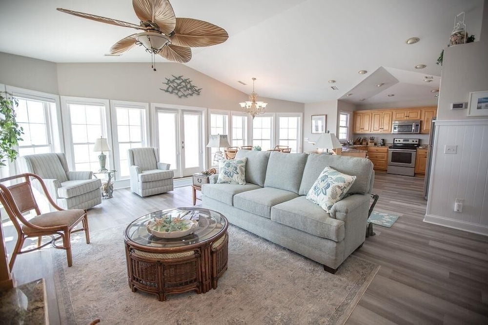 Paw-paw's Place 6 Bedroom Home by RedAwning