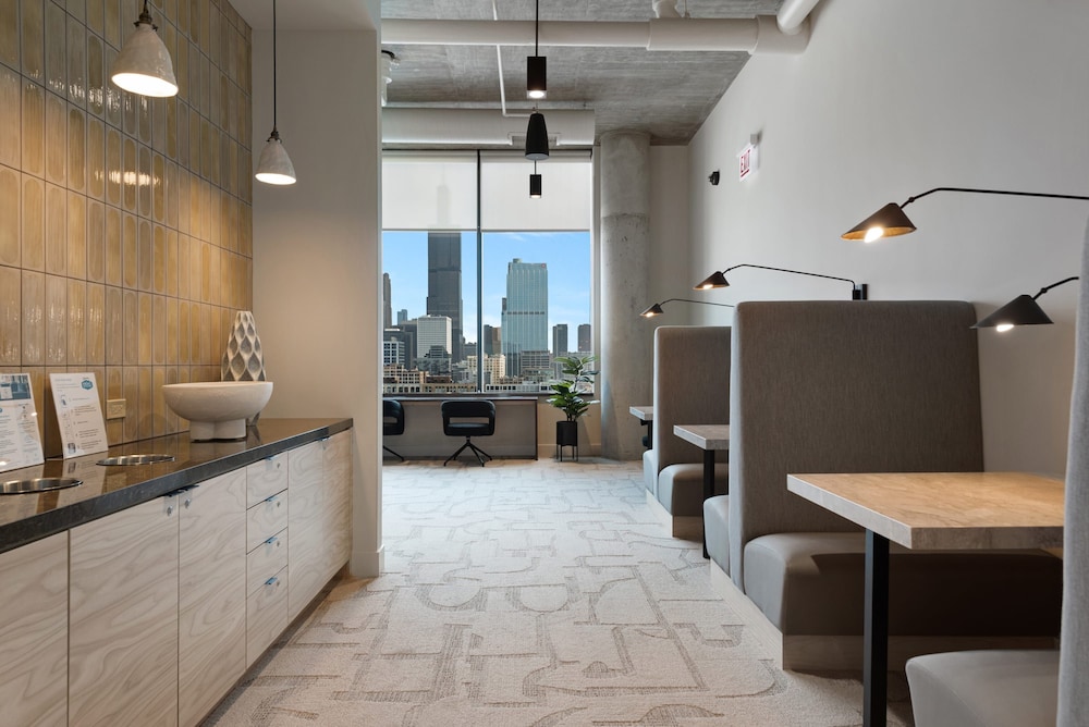 West Loop High-end 2BR Walkable City Views