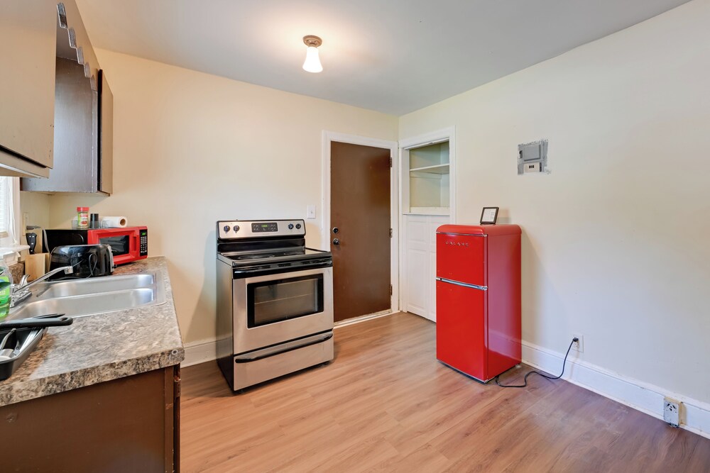 5 Mi to Uptown: Charlotte Hideaway w/ Yard