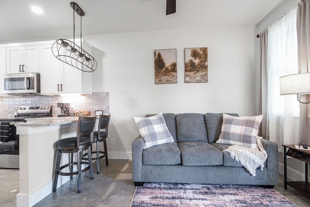 Pet Friendly W/hot-tub-six Minutes to Downtown!