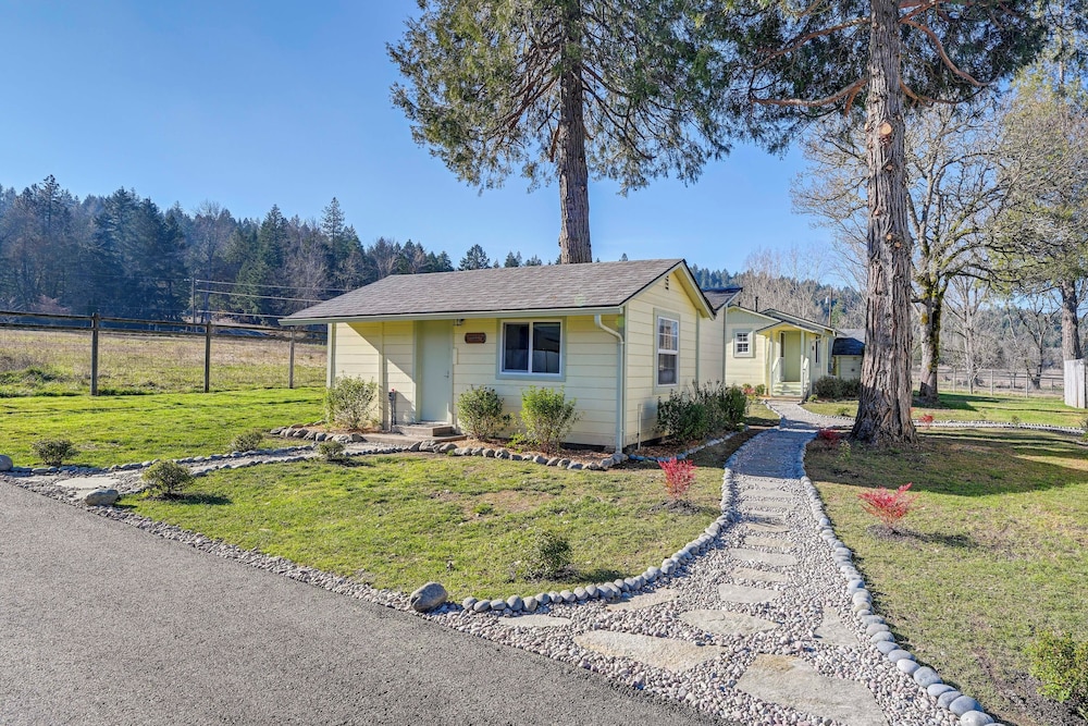 Near Rivers & Trails: Cabin in Rural Grants Pass