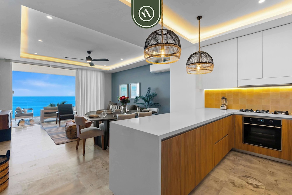New Stylish 1 BR Condo - Ocean Views - Flex Room