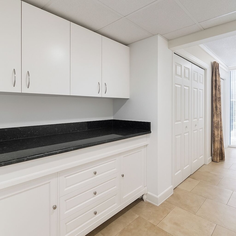 3BR Gulf-front Luxury w/ Pool Bar & Spa Baths