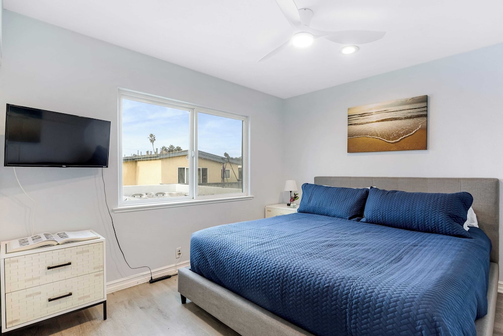 Sleeps 18 Steps to the Beach, Shops & Eateries Ocean Views, Patio, Fire Pit