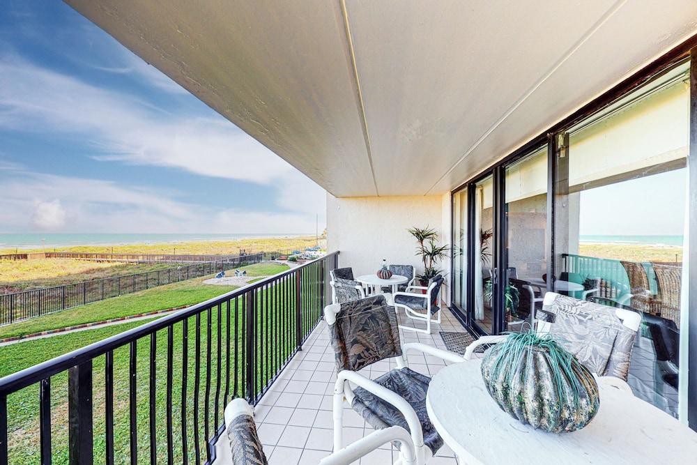 Gulf-view 3BR w/ Gourmet Kitchen, Tennis & Pools