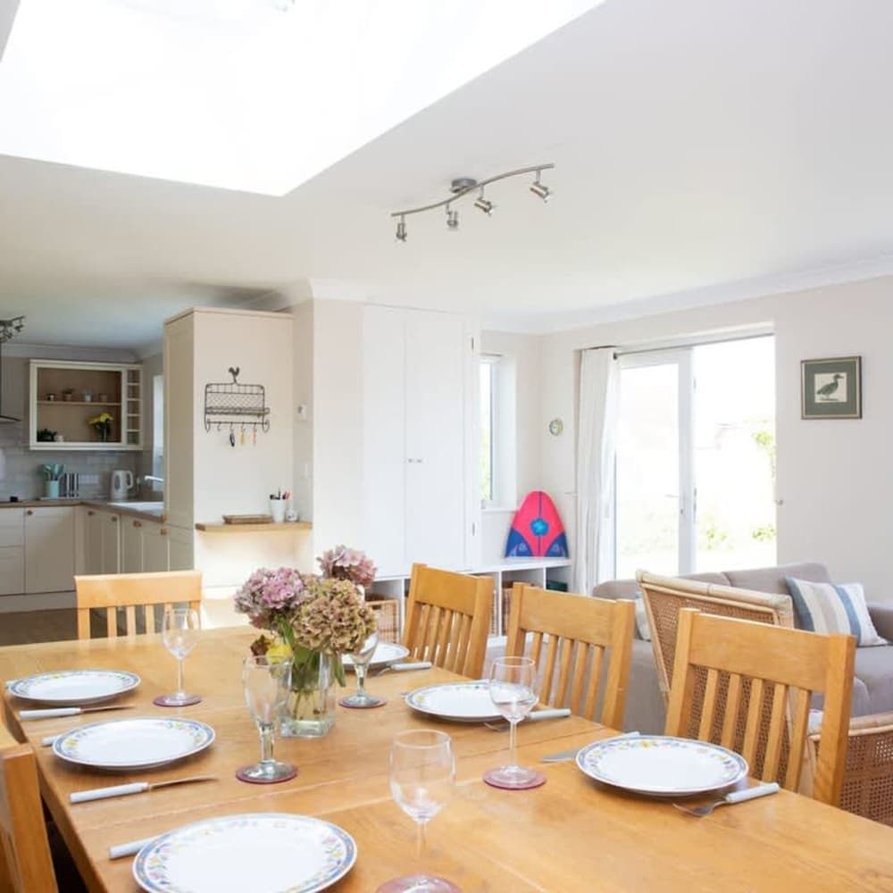 Seaside Detached 4bd Home nr Shops Parking Garden view 5