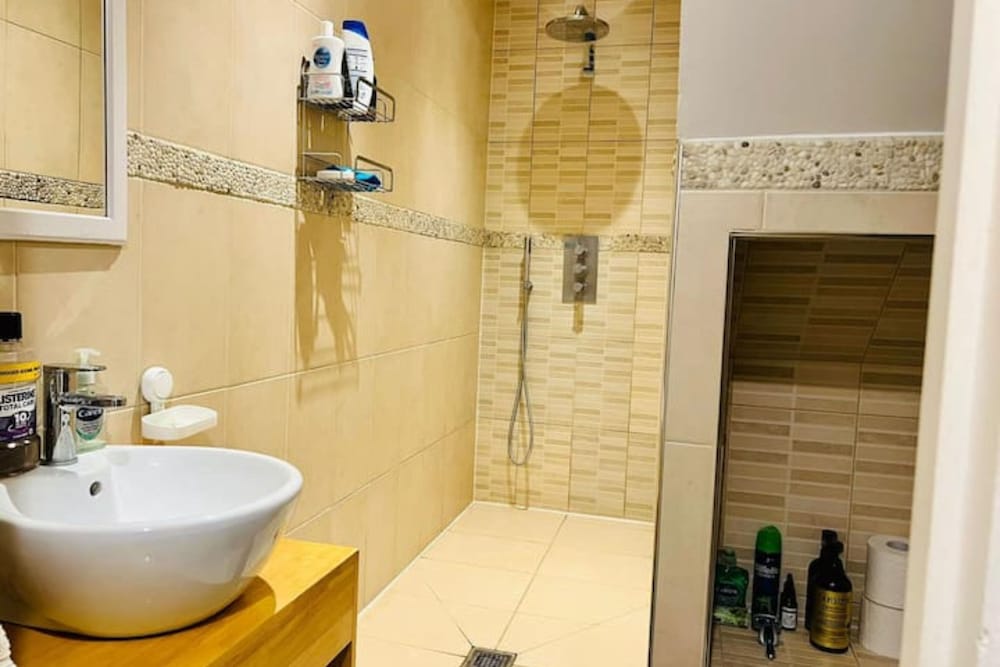 Comfortable 2 Bedroom Apartment in West London