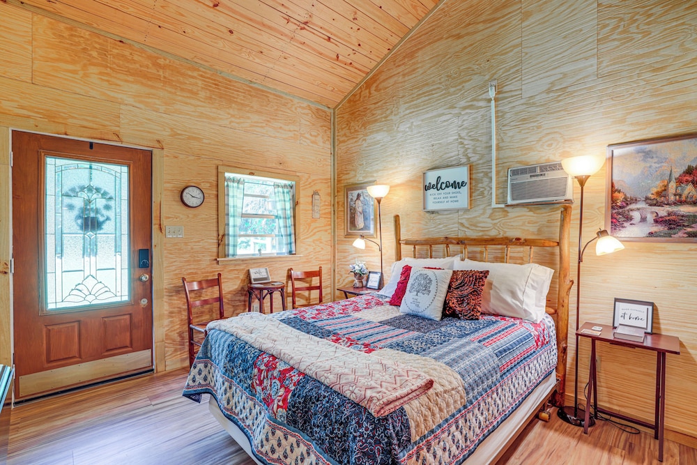 Lake Butler Cabin on 5 Acres w/ Fire Pit!