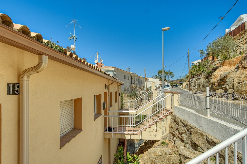 Apartment in Roses With Waterfront Views