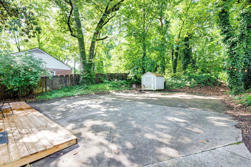 Walk to Golf: Cozy Home w/ Lush Yard in Atlanta!