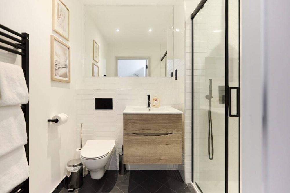 The South Wimbledon Escape - Lovely 3bdr With Balcony
