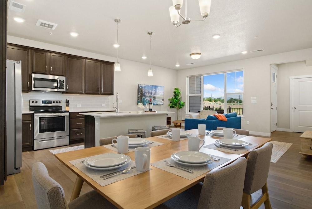 Northfield Hideaway, King Suite, EV, Pet-friendly