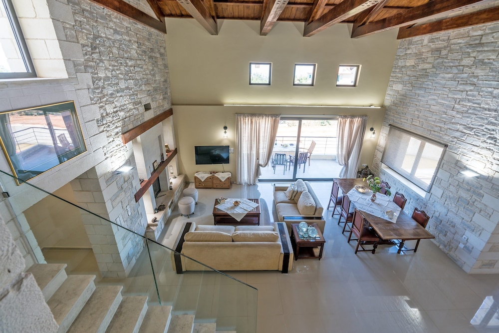 Dreamcatcher Villa Outdoor Indoor Pool hot tub view 4