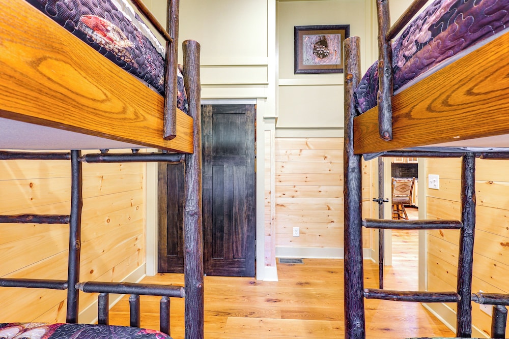 < 5 Mi to Whiteface Mtn Resort: Cabin-style Apt