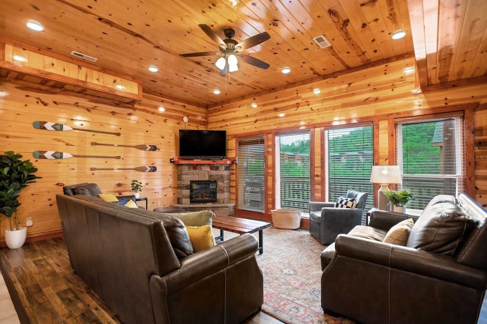 Laurel Point by Avantstay Sleeps 18! Indoor Pool, Hot Tub, Theater, Game Room