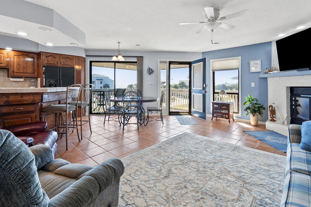 Tilghman Lakes D4 2 Bedroom Condo by RedAwning view 3