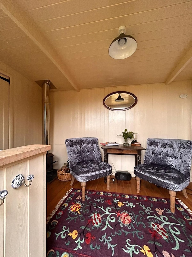 Tranquil Cabin Retreat Near Chepstow