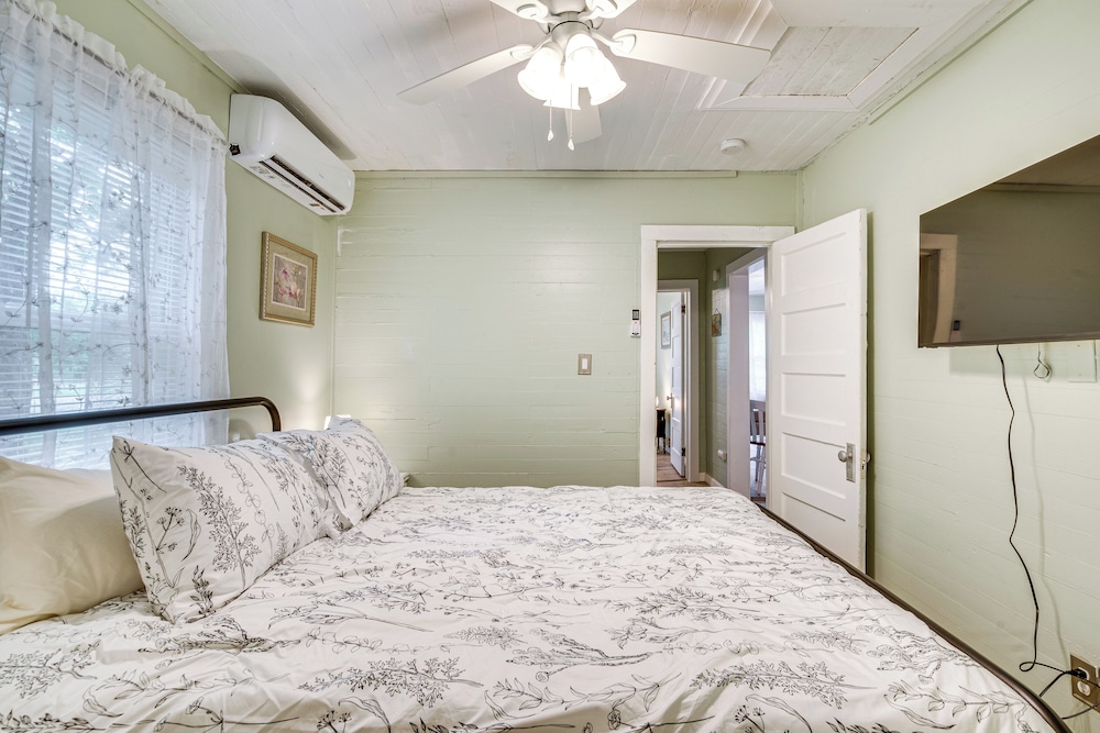 1 Mi to Ocala Dtwn Square: Home w/ Yard!