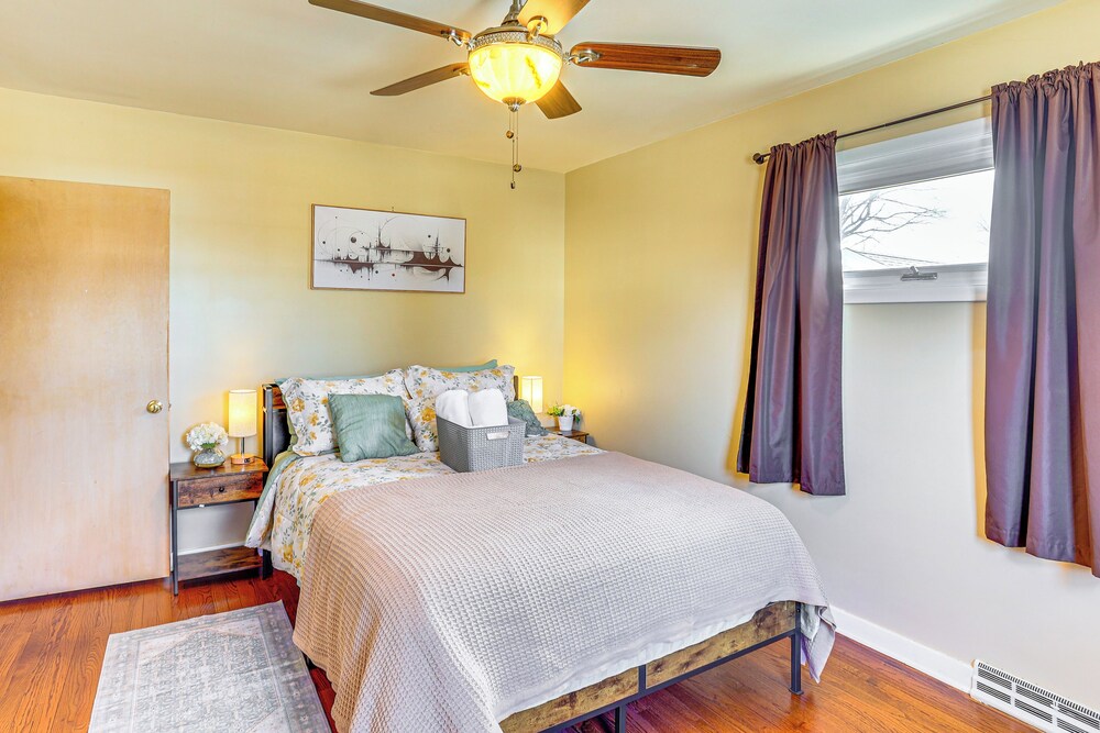 3 Mi to Berkshire Mall: Suburban Stay w/ Yard!