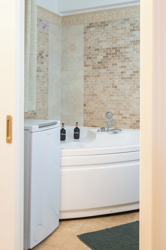 2BR hot tub prvt parking near metro