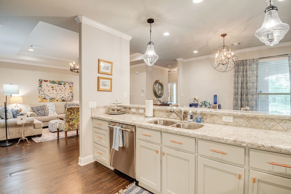 Gorgeous College Station Townhome w/ Patio! view 2
