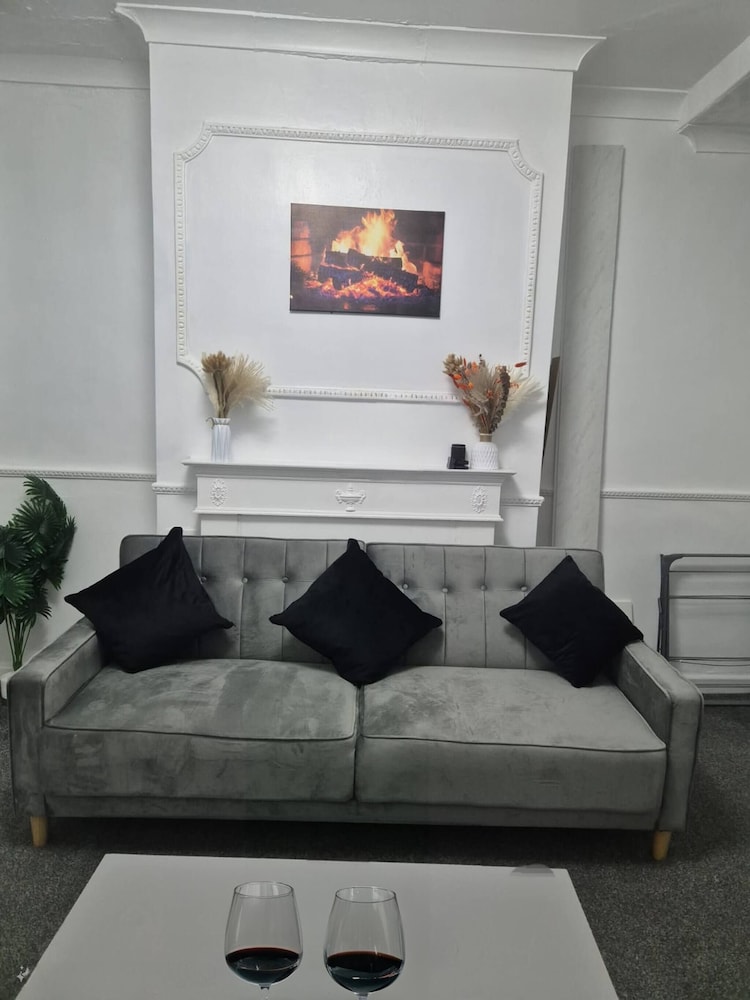 3 Bed Home Free Wifi & Netflix Central Location